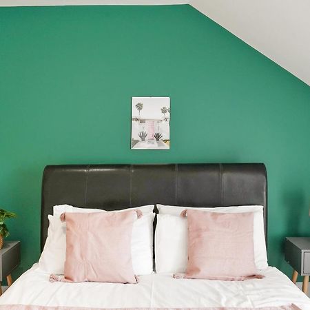 Lovely 4 Bed With Ensuite Free Wifi Off Street Parking In SuttonMorden  エクステリア 写真