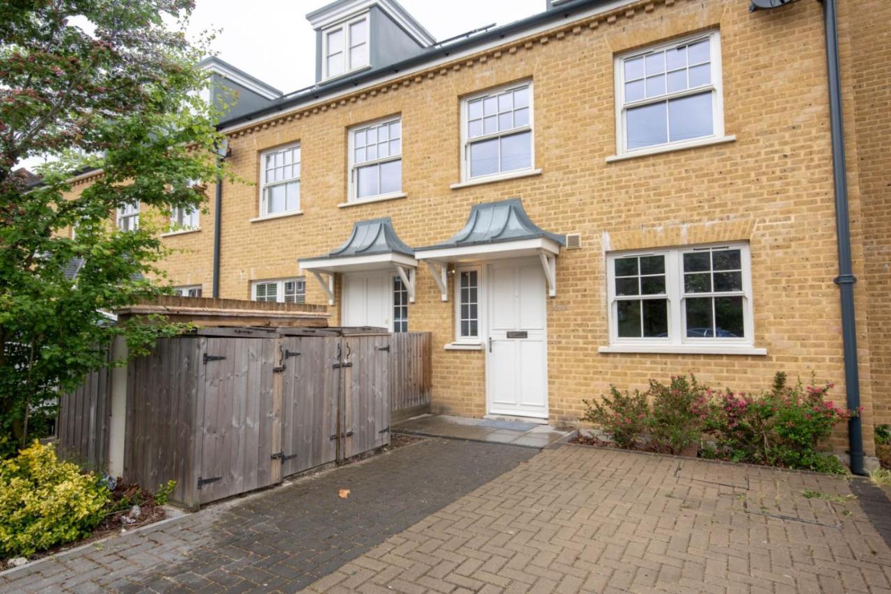 Lovely 4 Bed With Ensuite Free Wifi Off Street Parking In SuttonMorden  エクステリア 写真