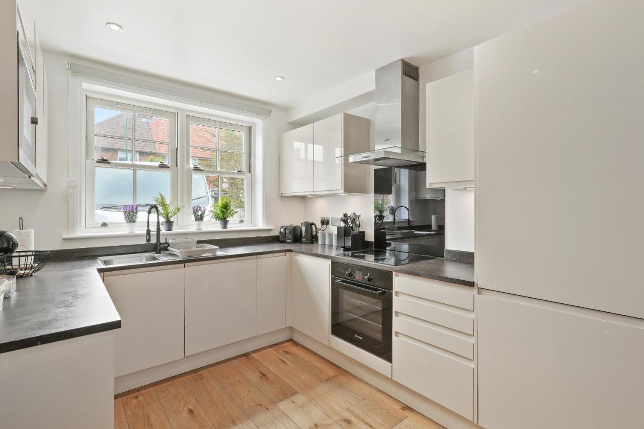 Lovely 4 Bed With Ensuite Free Wifi Off Street Parking In SuttonMorden  エクステリア 写真