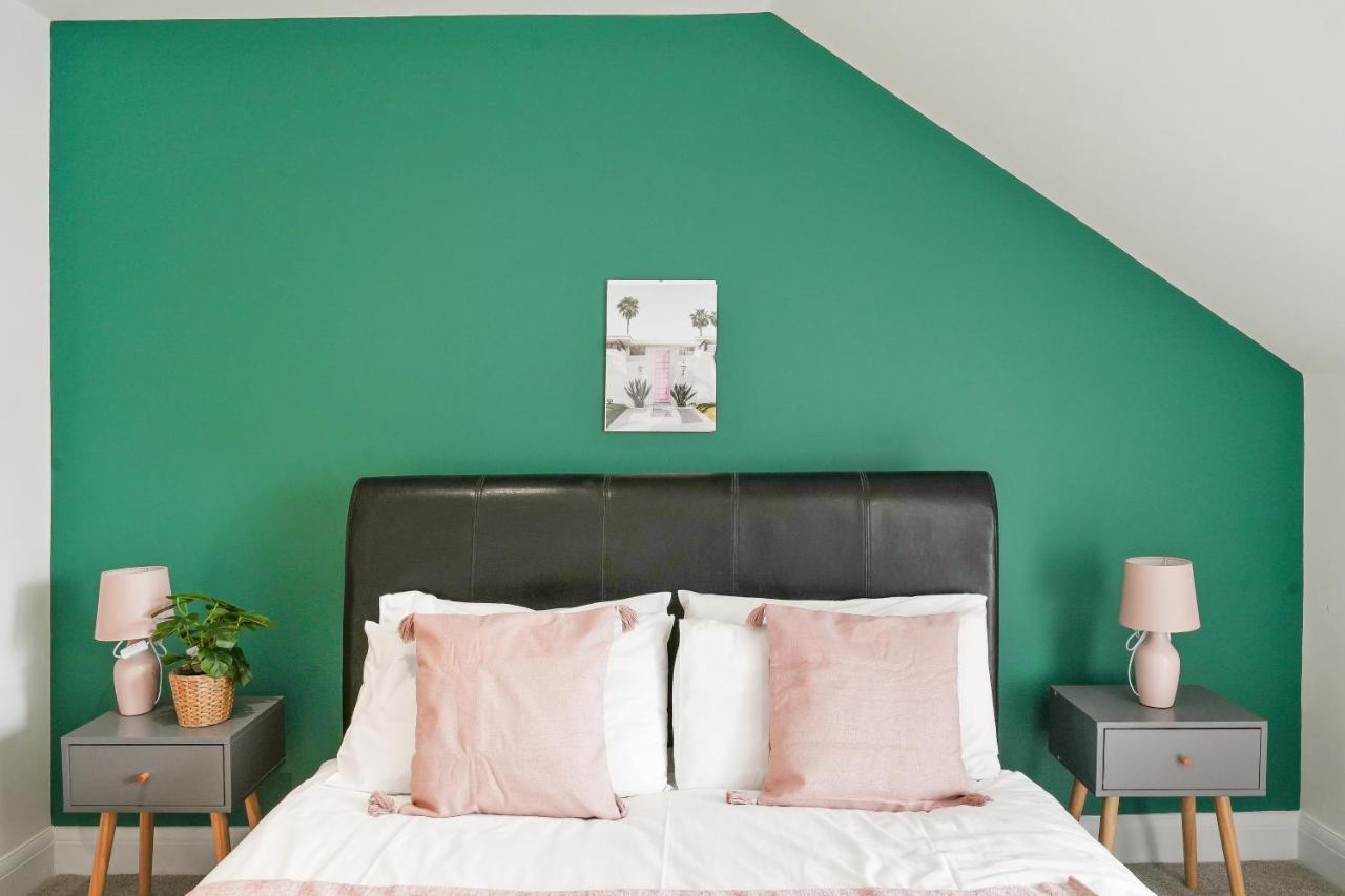 Lovely 4 Bed With Ensuite Free Wifi Off Street Parking In SuttonMorden  エクステリア 写真