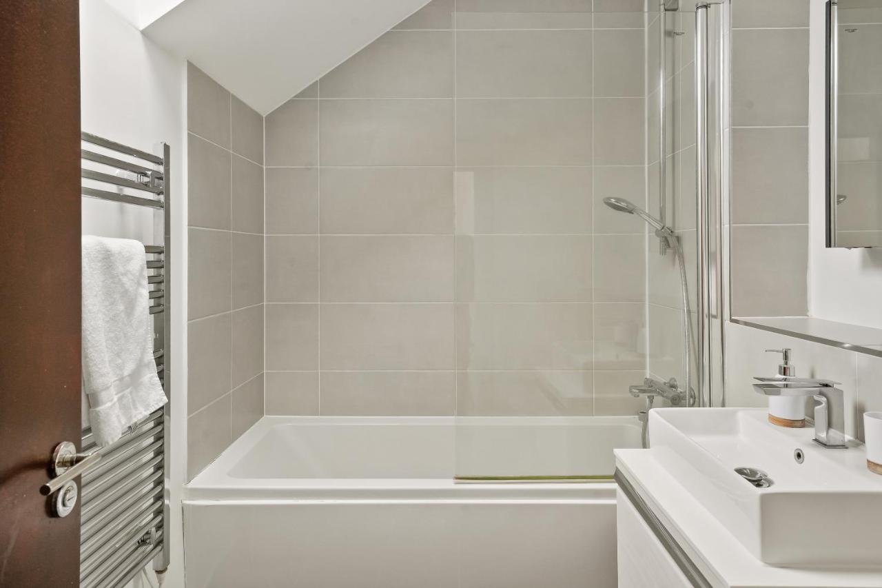 Lovely 4 Bed With Ensuite Free Wifi Off Street Parking In SuttonMorden  エクステリア 写真