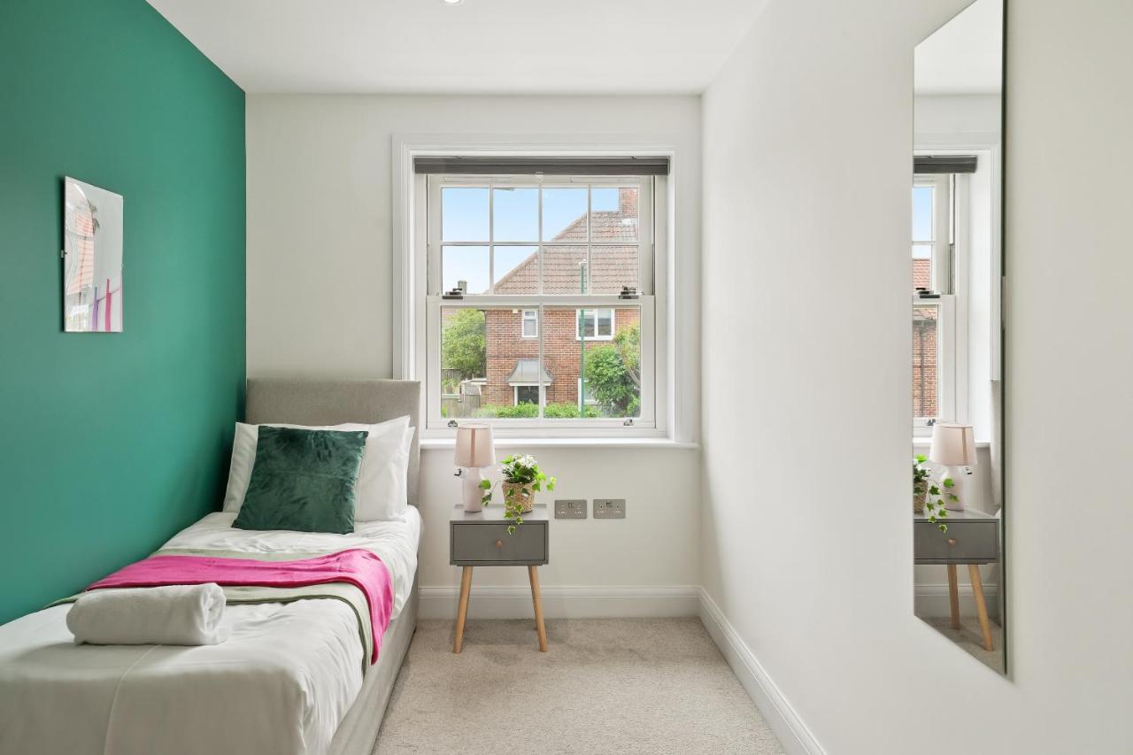 Lovely 4 Bed With Ensuite Free Wifi Off Street Parking In SuttonMorden  エクステリア 写真