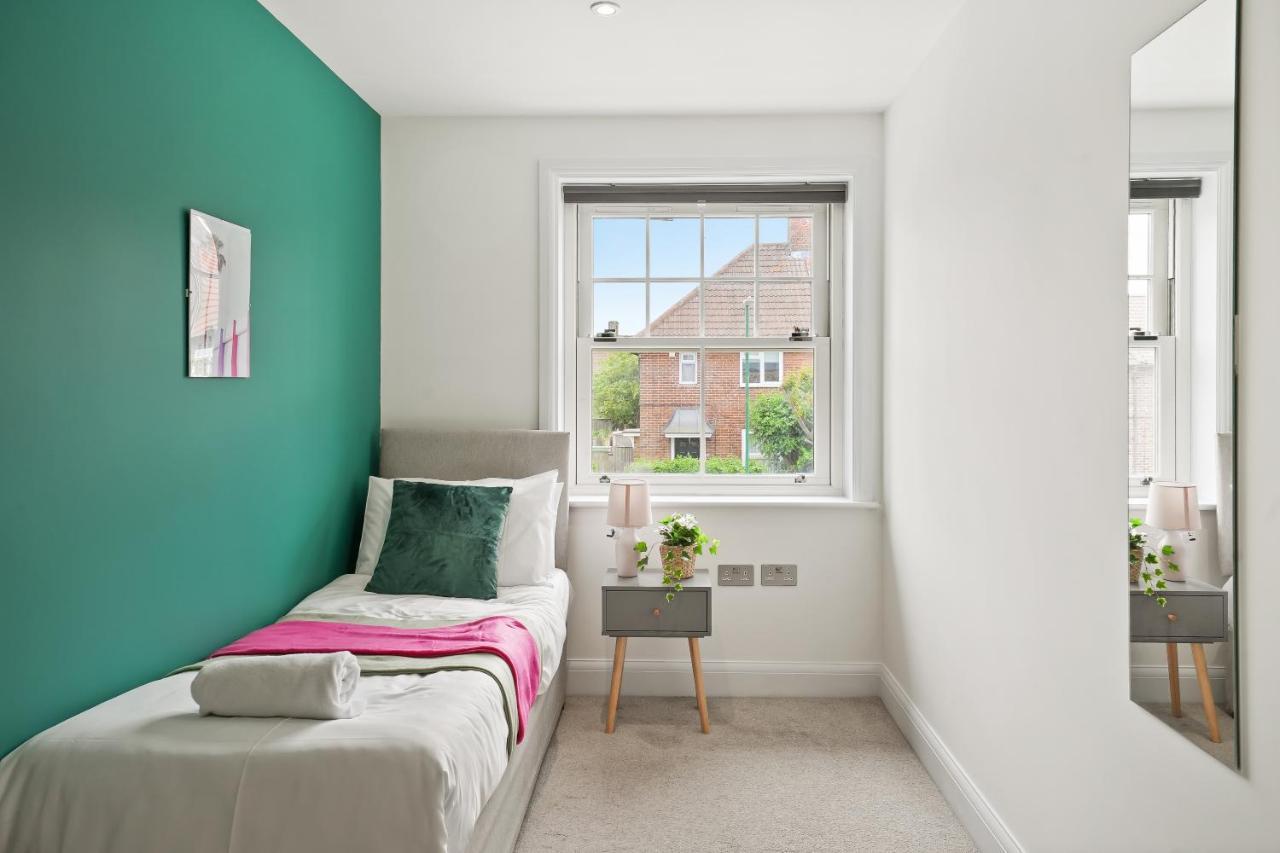 Lovely 4 Bed With Ensuite Free Wifi Off Street Parking In SuttonMorden  エクステリア 写真