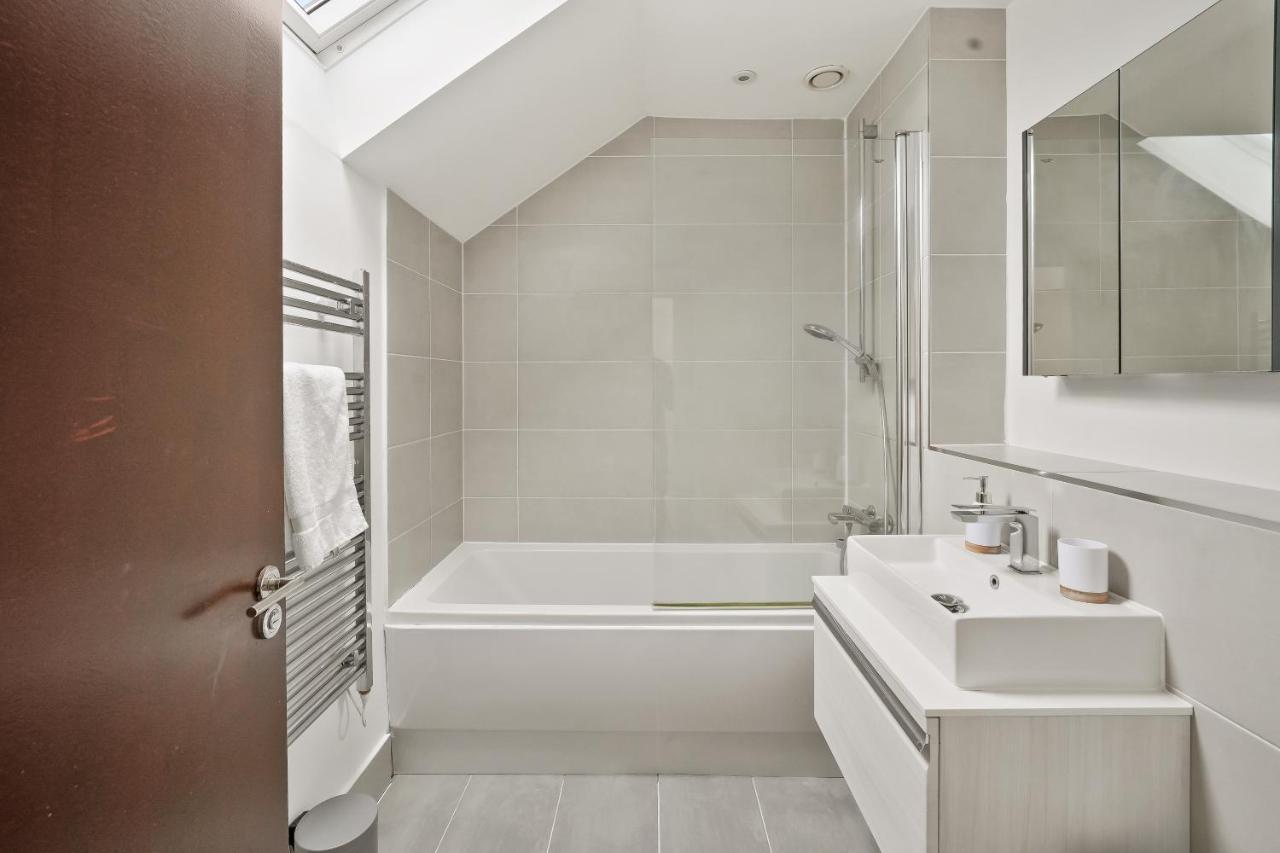 Lovely 4 Bed With Ensuite Free Wifi Off Street Parking In SuttonMorden  エクステリア 写真