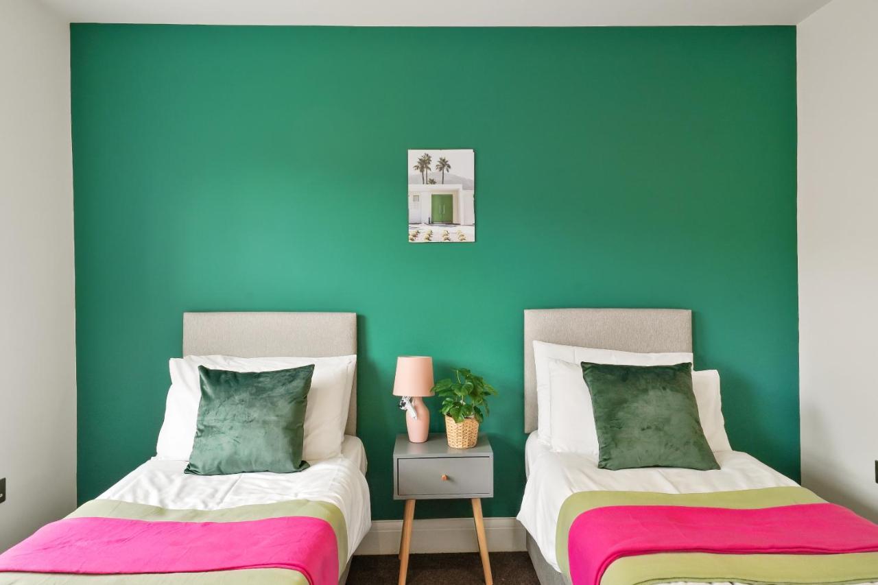 Lovely 4 Bed With Ensuite Free Wifi Off Street Parking In SuttonMorden  エクステリア 写真