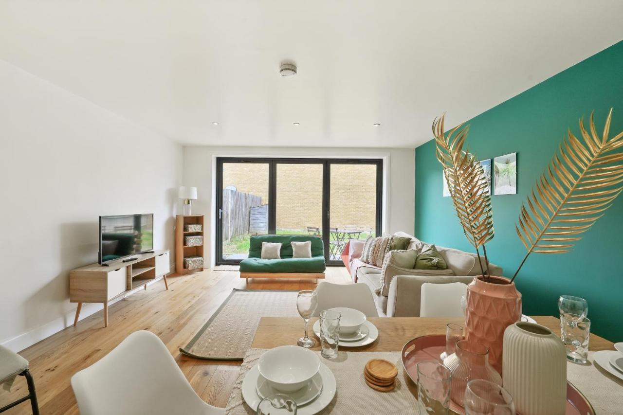 Lovely 4 Bed With Ensuite Free Wifi Off Street Parking In SuttonMorden  エクステリア 写真